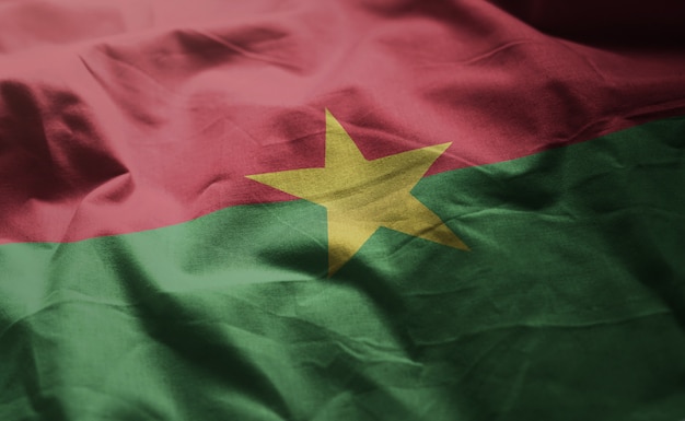 Photo burkina faso drapeau froissé de près