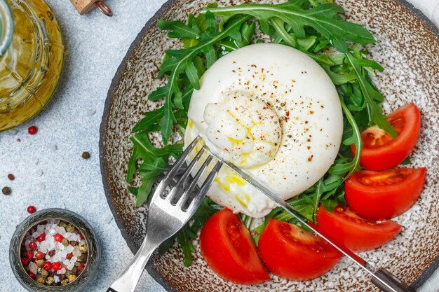 Burrata au fromage italien tranché