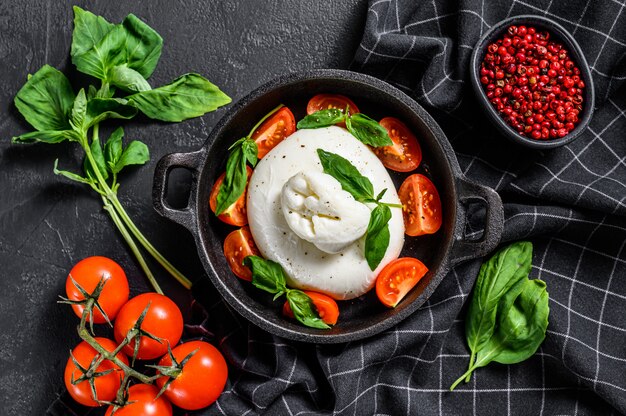 Burrata de bufflonne italienne aux feuilles de basilic et tomates