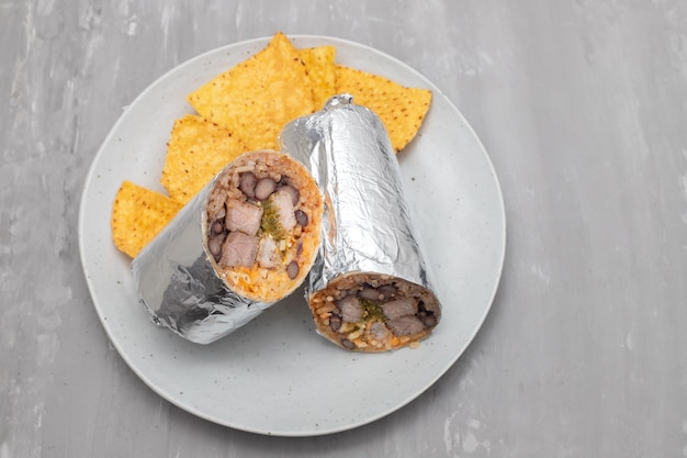 Burrito de boeuf mexicain sur petite assiette avec frites nachos