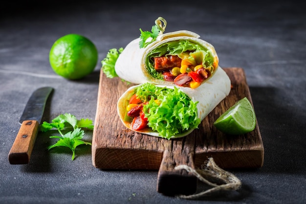 Burrito savoureux avec des légumes et de la viande de sauce tomate