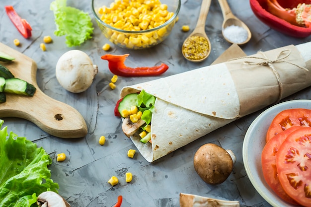 Burrito végétalien à base de légumes, de champignons et de tortillas