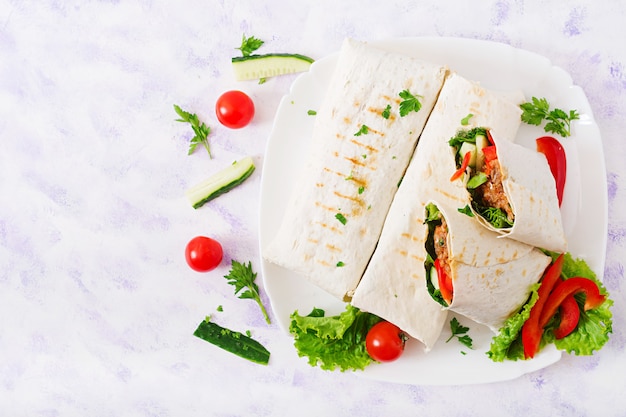 Burritos enrobé de boeuf haché et de légumes. Mise à plat. Vue de dessus