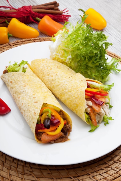 Burritos mexicains originaux sur plat blanc