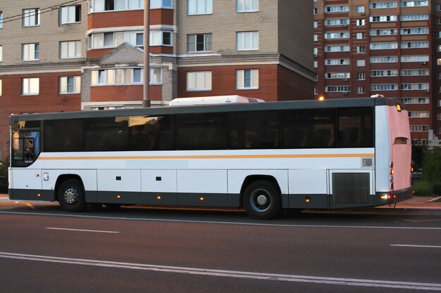 bus à l'arrêt dans la ville