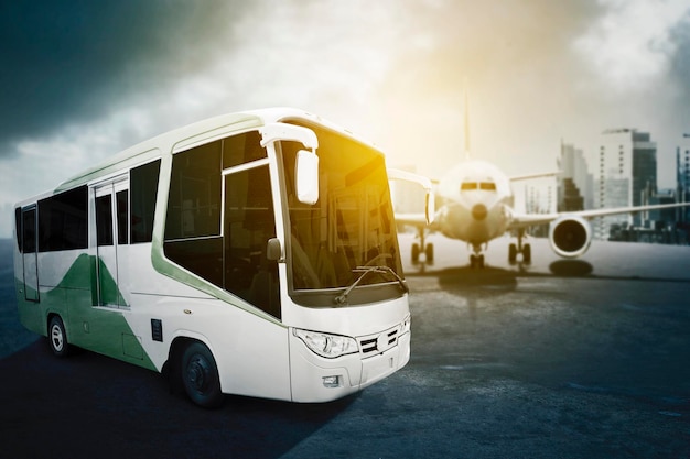 Bus et avion à l'aéroport