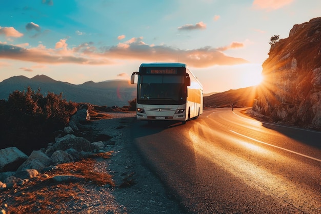 Bus blanc en direction du soleil couchant