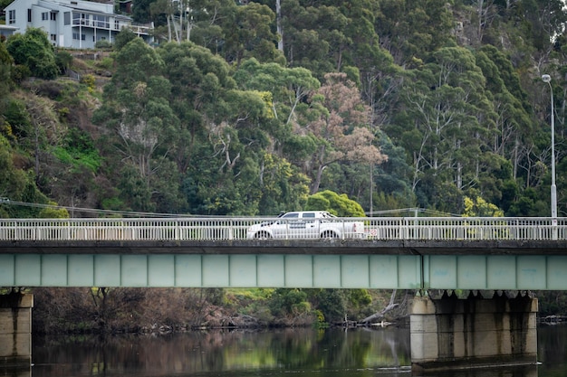 Bus blanc sur un pont en Australie