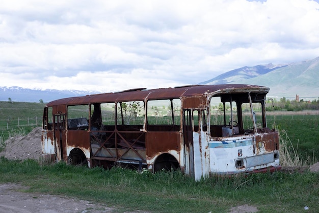 un bus cassé laissé dans les bois