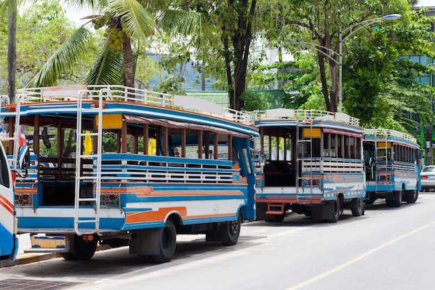 Les bus locaux à Phuket en Thaïlande attendent des passagers