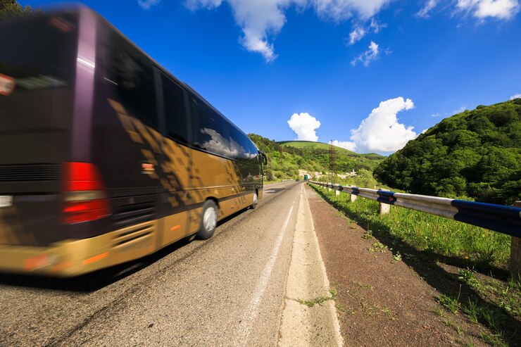 Bus sur route goudronnée