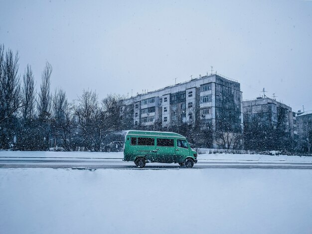 Bus Sur Une Route D'hiver Glissante