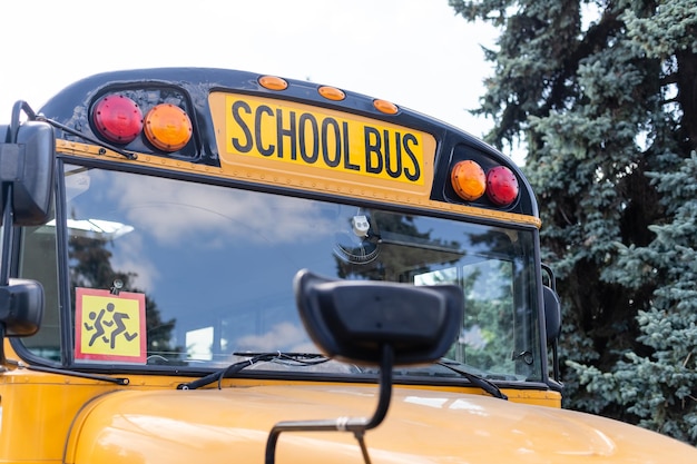 Le bus scolaire est jaune. Concept de retour à l'école.