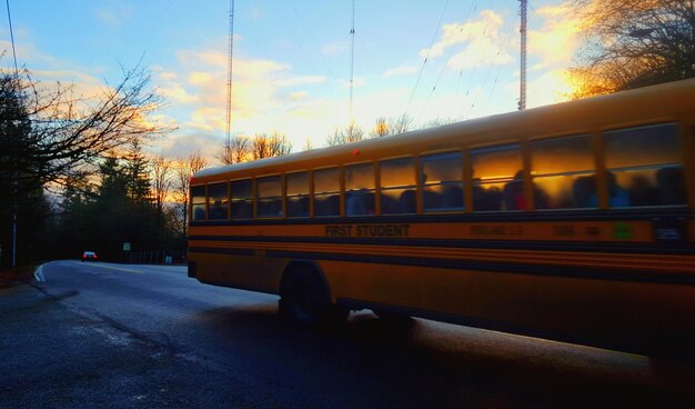 Bus scolaire sur la route contre le ciel