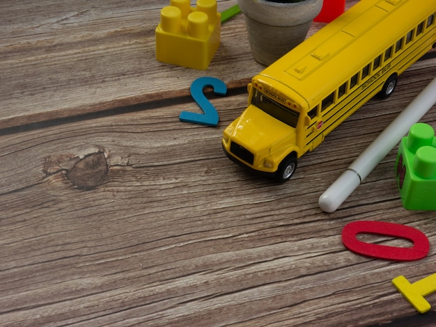 Le bus scolaire sur table en bois pour l'éducation ou le concept de retour à l'école