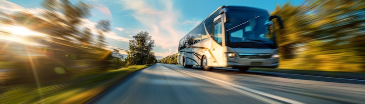 Photo un bus touristique blanc sur une route de campagne au coucher du soleil