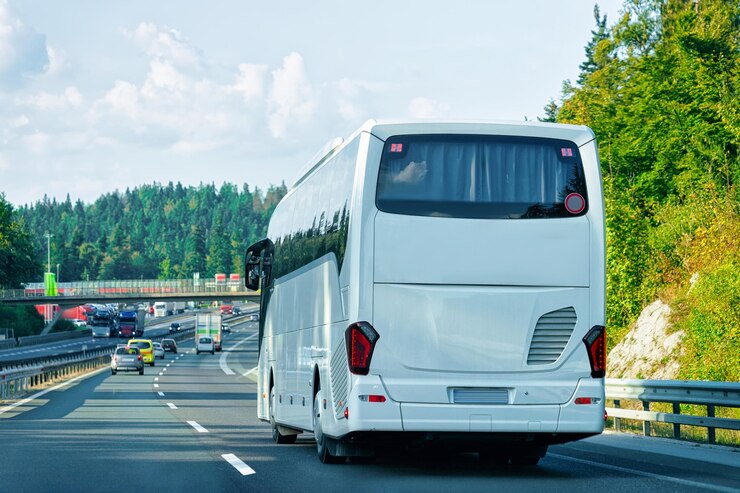 Photo bus touristique blanc sur la route en pologne. notion de voyage.