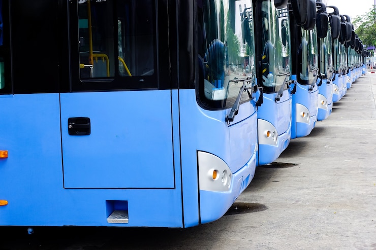 Photo bus touristiques bleus sur parking