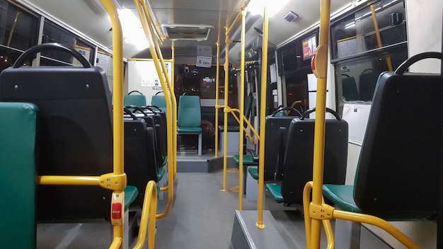 Un bus vide est équipé de mains courantes pour le maintenir à l'intérieur. Transports publics urbains et suburbains terrestres modernes de voyageurs dans la ville. Sièges passagers.