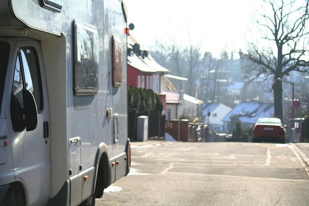 Bus en ville contre le ciel