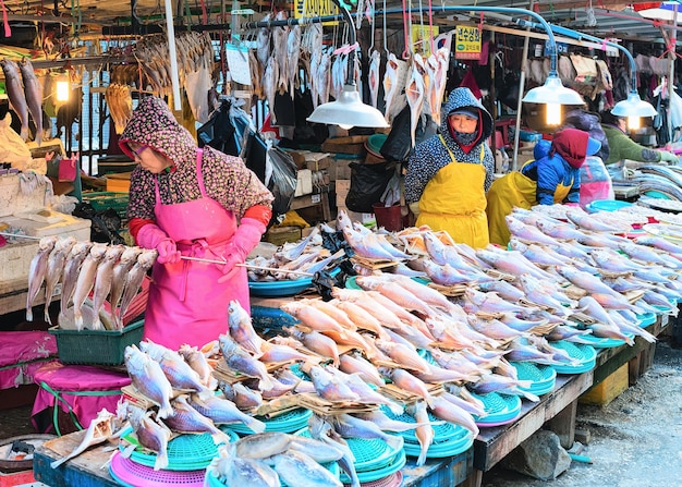 Busan, Corée du Sud - 12 mars 2016 : Vendeurs de poisson cru dans le marché aux poissons de rue à Jagalchi à Busan, Corée du Sud