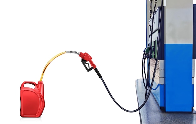 buse de pompe à essence de ravitaillement gallon rouge sur fond blanc