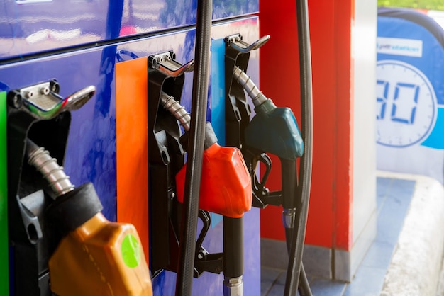 Buse de remplissage de la pompe à essence dans la station-service Distributeur de carburant Faire le plein d'essence essence