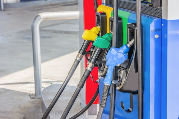 Buses De Pompe à Gaz Dans Une Station-service