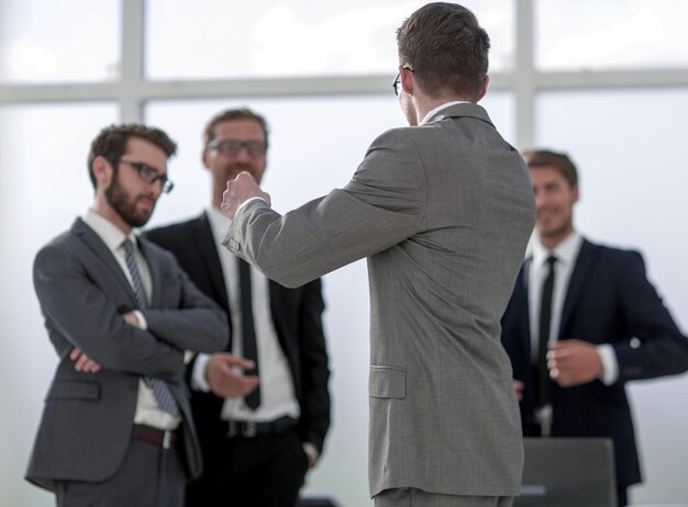 Business backgrounda groupe de collègues de travail debout dans le bureau