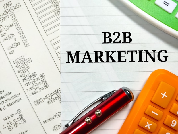 Business conceptText B2B MARKETING écrit sur papier à lettres avec calculatrice et stylo sur calculer l'arrière-plan du document