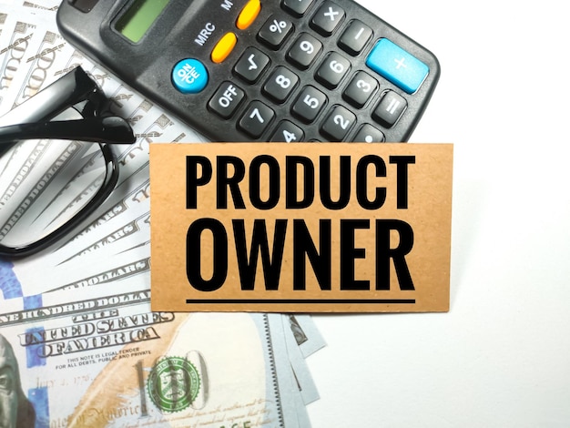 Business conceptText PRODUCT OWNER with calculatorglasses et billet sur fond blanc
