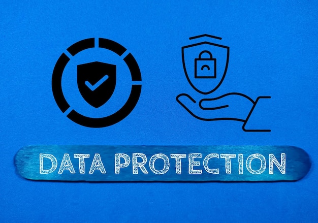 Business conceptText PROTECTION DES DONNÉES écrit sur un bâton de crème glacée de couleur avec une simple icône sur fond bleu