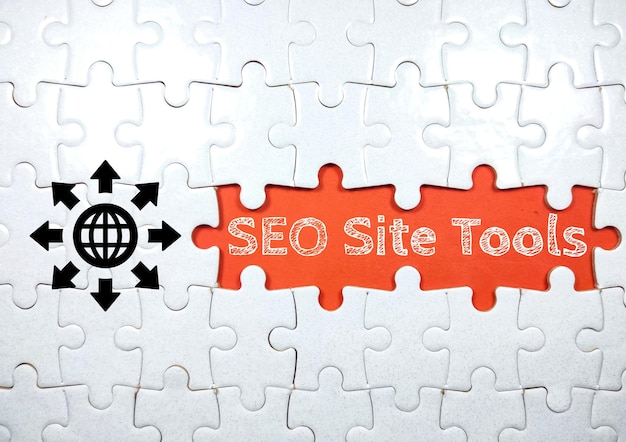 Business conceptText SEO Site Tools avec simple icône et puzzle sur fond rouge