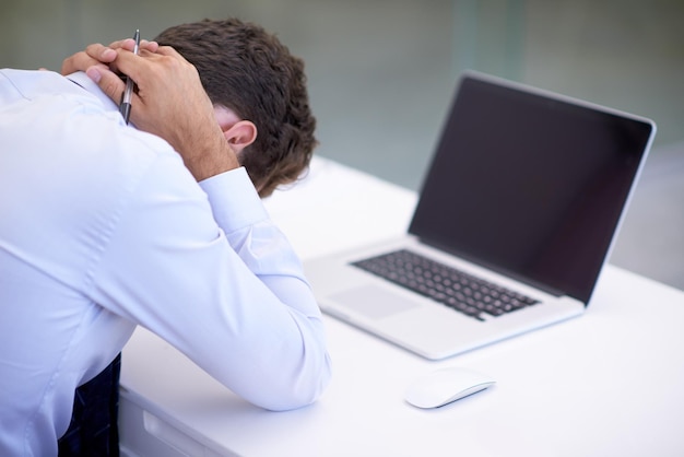 Business douleur au cou et l'homme avec l'ordinateur portable la fatigue et l'échéance avec l'épuisement professionnel et professionnel personne de bureau et employé avec ordinateur et démarrage avec frustré et fatigué avec une erreur et le stress