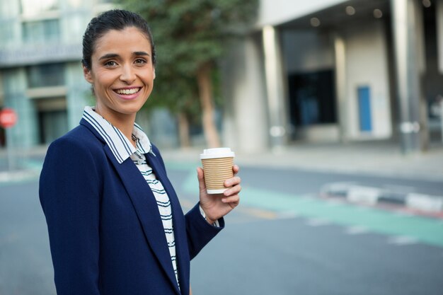 Business Executive Holding Tasse à Café Jetable