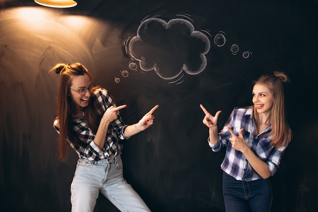 Business fun femmes par tableau noir