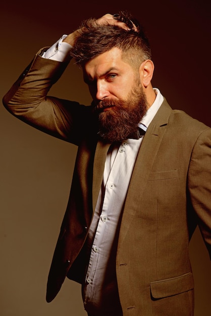 Le business de la mode n'est pas le monde mousseux du glamour Homme barbu après un salon de coiffure Homme avec une longue barbe en tenue de travail Business as usual Mode masculine Ne demandez jamais à un coiffeur si vous avez besoin d'une coupe de cheveux