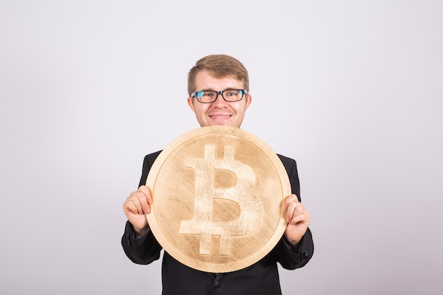 Businessman holding bitcoin sur fond blanc