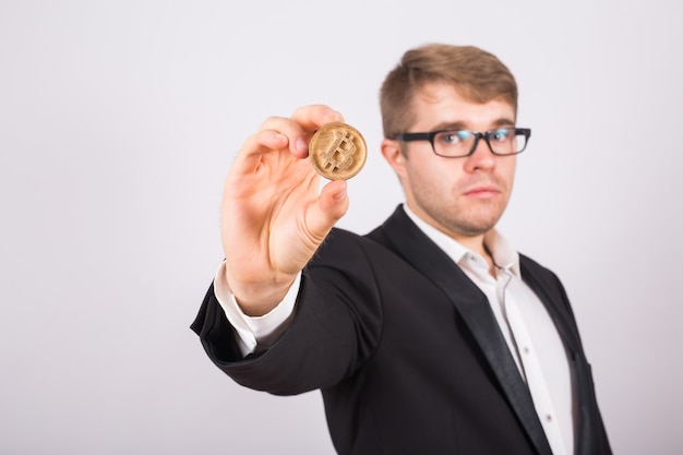 Businessman holding bitcoin sur fond blanc