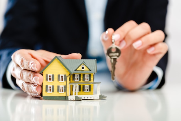 Businessman Holding House Model et clés, concept immobilier