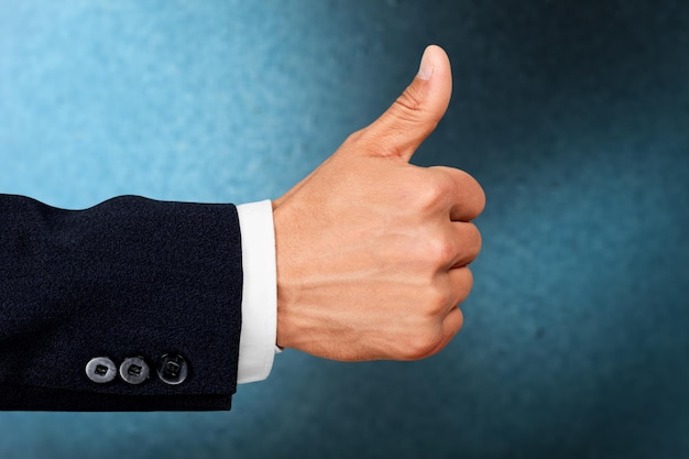 Businessman showing Thumbs up sur fond bleu