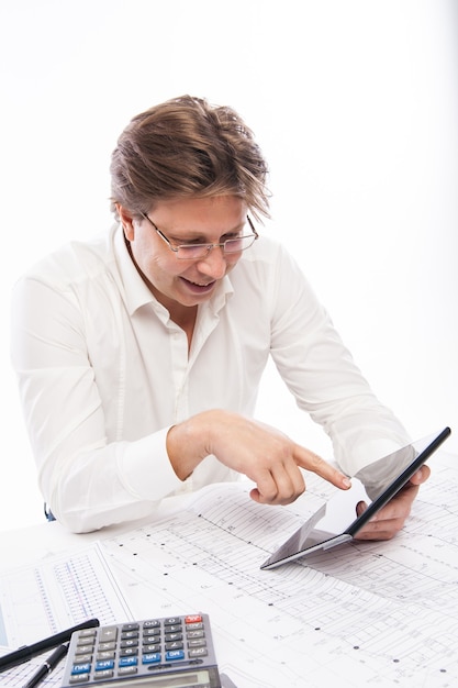 Businessman using tablet PC in office isolated over white. Brouillon sur table
