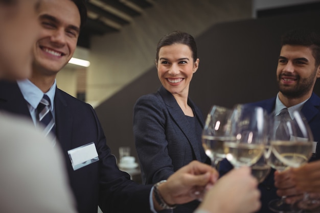 Businesspeople toasting verres de champagne