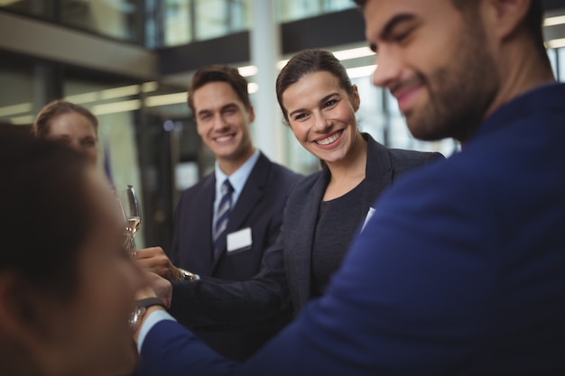 Businesspeople toasting verres de champagne