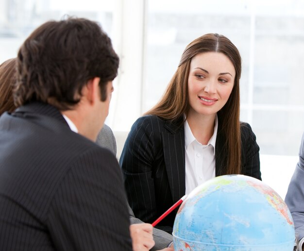 Businessteam confiant en regardant un globe terrestre