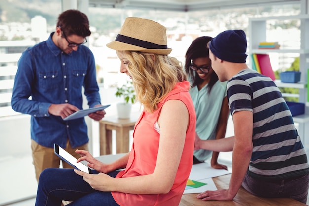 Businessteam créatif travaille dur ensemble