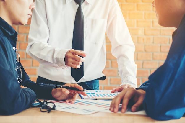 Photo businessteam discutant dans une réunion créative