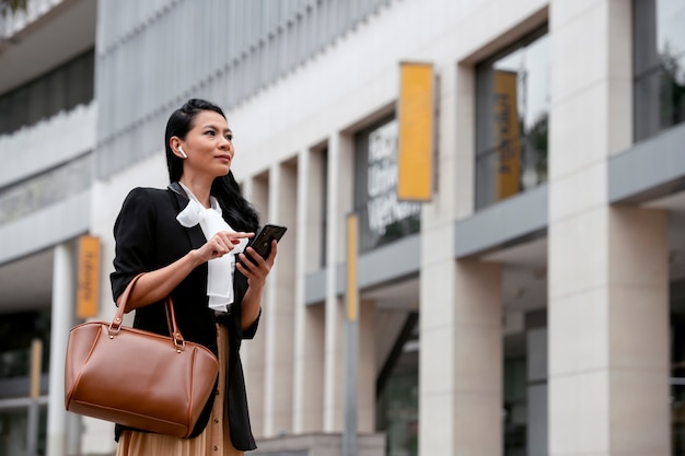 Businesswoman Attendant Son Taxi à L'extérieur