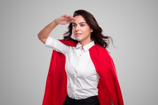 Businesswoman en costume de super-héros à l'écart