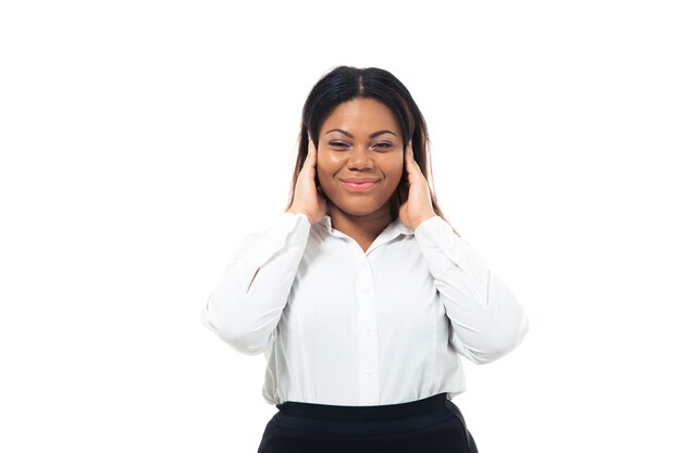 Businesswoman couvrant ses oreilles